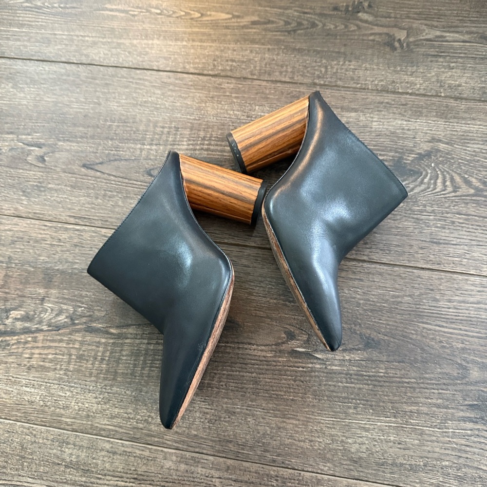 BCBG MaxAzria Antonia Black Leather Pointed-Toe Mule with Wood Block Heel
6.5 - Picture 10 of 11